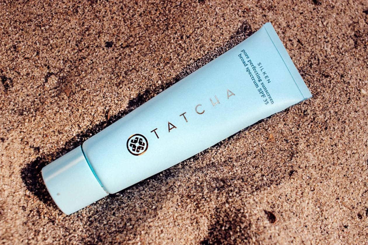 Finding a non greasy sunscreen that plays well under makeup is no easy task. Keep reading for a complete review on the Tatcha Pore Perfecting Sunscreen. From oily skin to dry skin, humidity to dry heat, this sunscreen remains constant, keeps skin looking matte and it even doubles as a primer! 