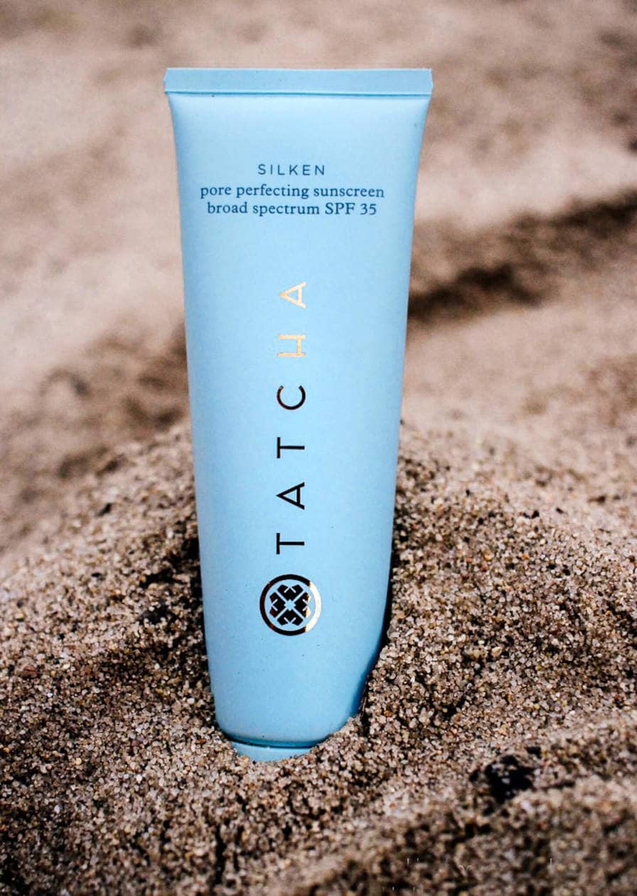 Finding a non greasy sunscreen that plays well under makeup is no easy task. Keep reading for a complete review on the Tatcha Pore Perfecting Sunscreen. From oily skin to dry skin, humidity to dry heat, this sunscreen remains constant, keeps skin looking matte and it even doubles as a primer! 