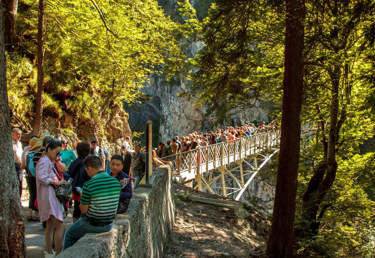 How long is the walk up to Neuschwanstein?