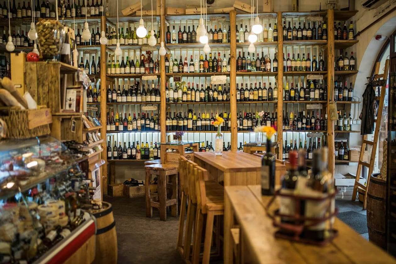 In Vino // A list of the top Yerevan restaurants and bars to try in Armenia (recommended by locals!). Choose from traditional Armenian restaurants to french style cafes. Plus discover the best wine bars in Yerevan to taste local Armenian wine. 