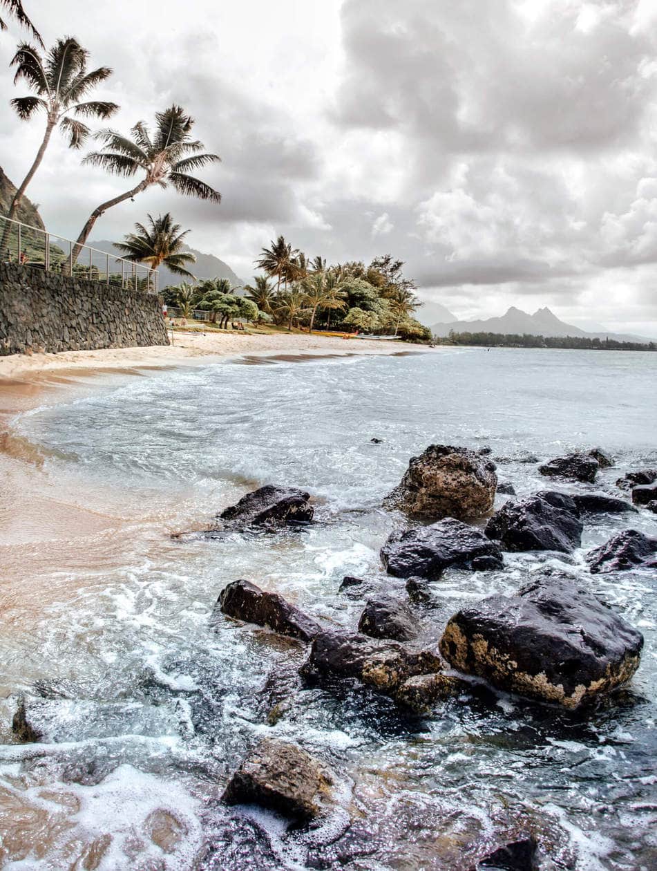 20 beautiful pictures of Oahu, Hawaii that capture all of the Aloha vibes; from jungle waterfalls, white sand beaches and colorful sunsets, keep reading to ignite your wanderlust and inspire your next visit to the Hawaiian Islands.