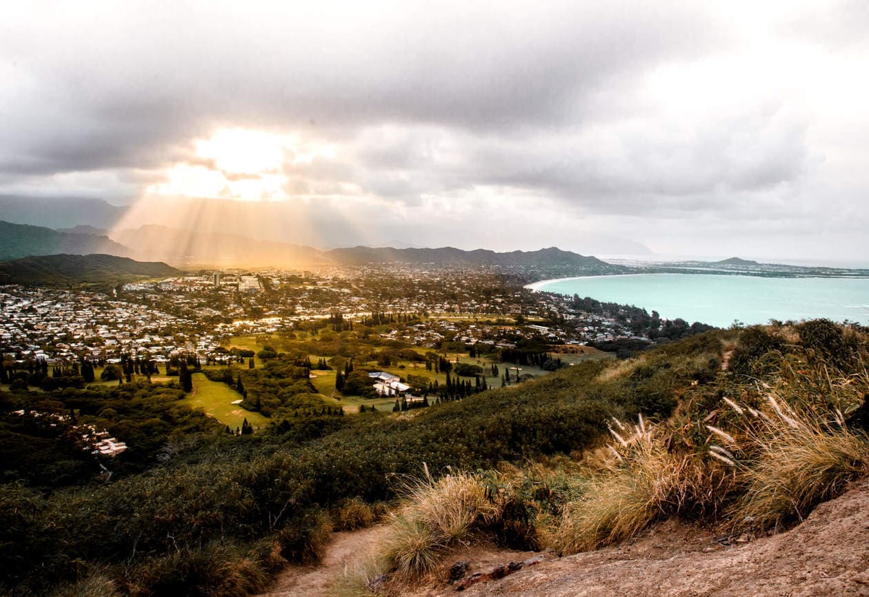 20 beautiful pictures of Oahu, Hawaii that capture all of the Aloha vibes; from jungle waterfalls, white sand beaches and colorful sunsets, keep reading to ignite your wanderlust and inspire your next visit to the Hawaiian Islands.