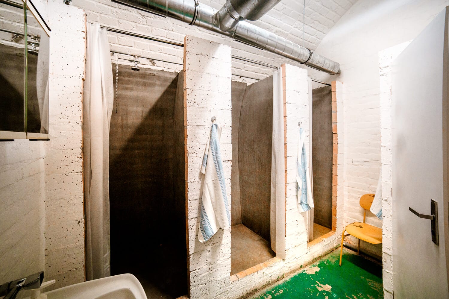 10-Z Bunker Hostels Showers 