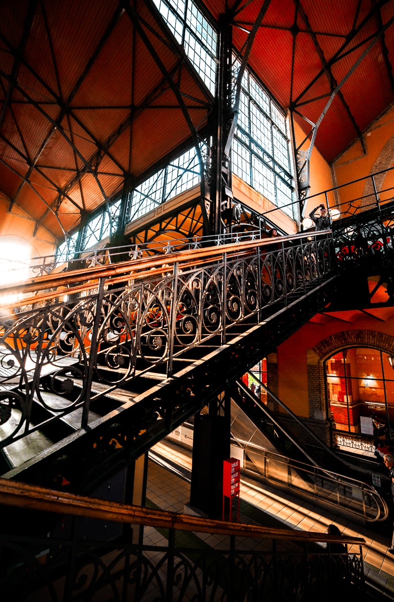 Escalier dans la Halle du marché central de Budapest