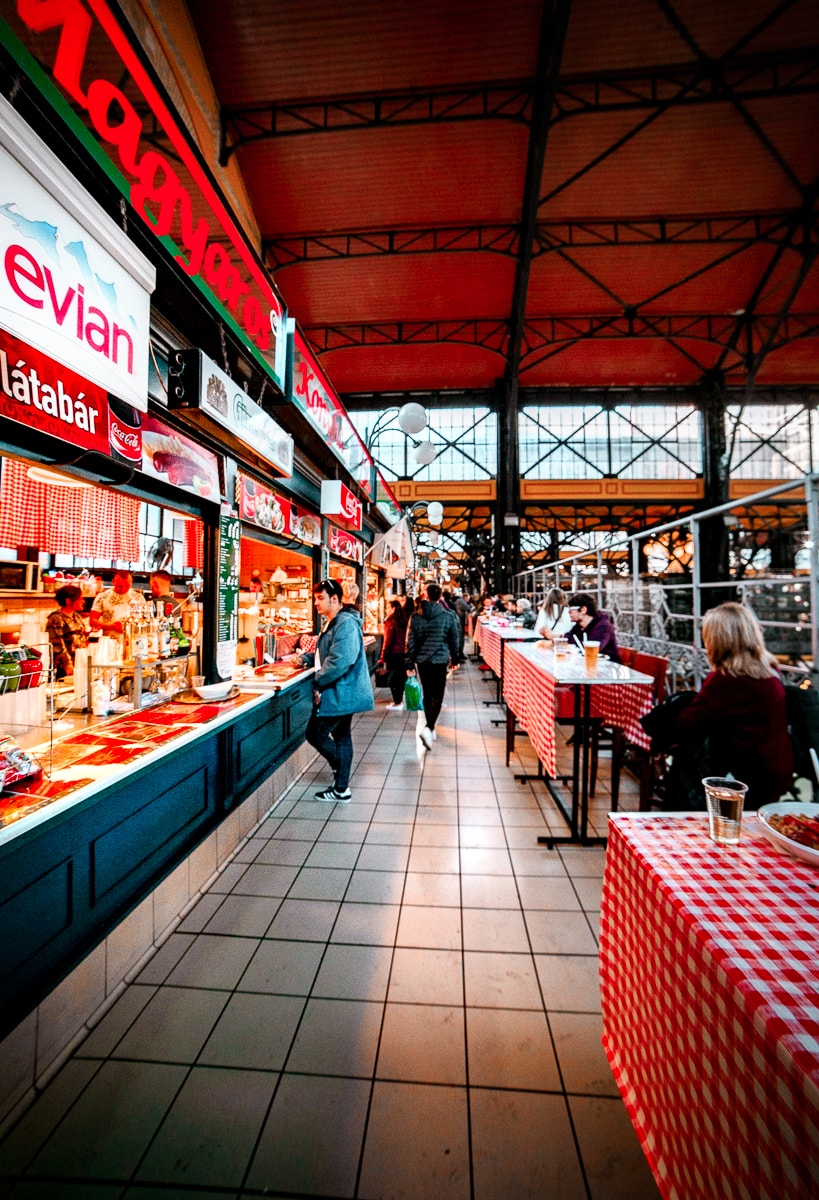 Puesto de comida en el Gran Mercado de Budapest